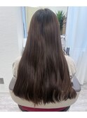 背中まで届くほどの非常に長いストレートヘア