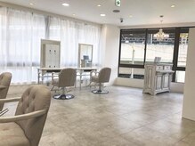 アークヘアーシェリー 萱島店(Arc hair Cherie)の雰囲気（広々とした店内。駅近サロンだから通いやすい！）