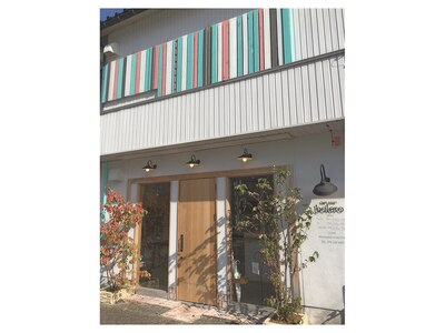 店内は白と木の落ち着いた柔らかな雰囲気です。076-220-6690