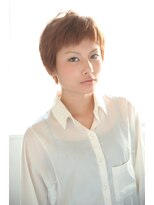 オペラ(Opera)&nbsp;斜めバングの耳かけモダンショートスタイル