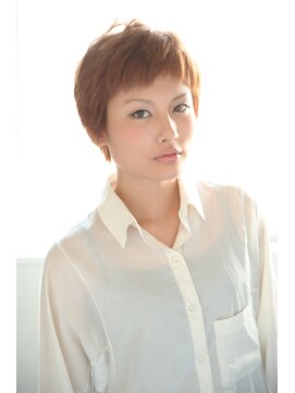オペラ(Opera) 斜めバングの耳かけモダンショートスタイル