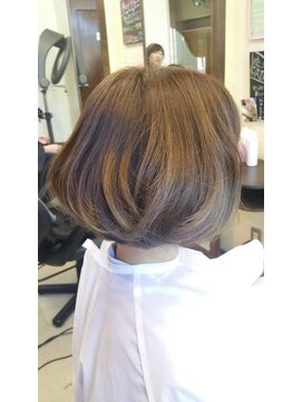 ウィット アンド ラファム Wit &La Famme ソンブレをショートボブにのせて(ソフト巻き髪仕上げ)