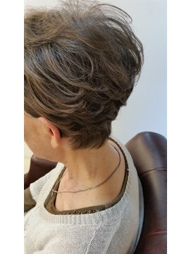 ヘアーメイクユニティ(Hair Make UNITY) グレイマダムショート