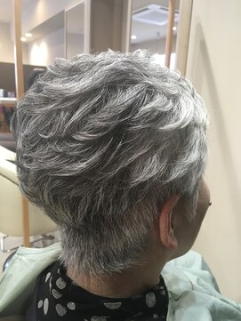 ヘアサロンアンドヘアメイクディー(hair salon hair make D) 仙台D ナチュラルなグレイヘアを活かしたエレガントパーマ