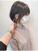 大人かわいいインナーカラー丸みボブ前髪ありベージュ