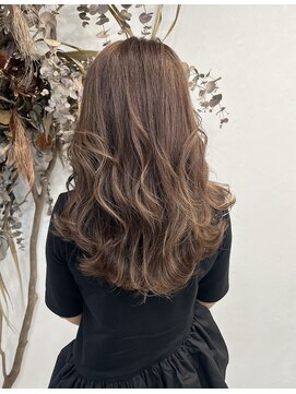 ベルム(Belme) 白髪ぼかしハイライトグレーベージュレイヤーロング