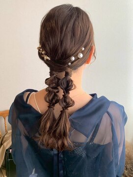 アモレット(amoretto) 結婚式 お呼ばれヘア 編み下ろし 成人式 三つ編みヘア 20代