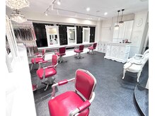 アンリップ ジー(salon unripＧ)の雰囲気（真っ白なアンティーク系オーダーメイドの家具　大人可愛い店内）