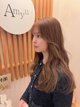 アミュー(Amyu) ブリーチなしの柔らかベージュ。かわいい顔まわりカット