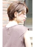 シルエットのキレイな耳かけ大人ショートボブ
