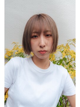 シカ(sica) ボブにハイトーンベージュカラー