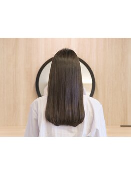 白髪を活かしておしゃれ染めを楽しむ♪大人女性の為の上質グレイカラーでワンランク上の美しい仕上がりに◎