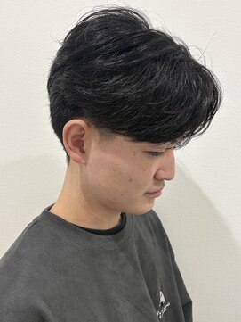 ヒュイル バイ ニアウ(Hwyl by Niau) MEN’S HAIR/サーフカール/刈り上げセンターパート/伊勢崎