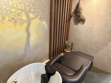 クレル(kurel)の雰囲気（足が伸ばせるシャンプー台と半個室の空間が癒しの時間を作ります）