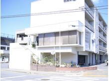 階段を上がってロコベです。階段の草木も四季折々楽しめます☆