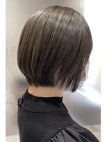 リム(RiM)&nbsp;小顔カット大人かわいいグレーベージュ黒髪前髪パーマ斜めバング