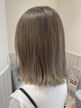 ネオリーブソラ 相模大野店(Neolive sola) 白髪ぼかしハイライト/外ハネ