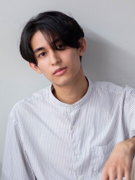 サーカス バイ ビュートリアム 青山(CIRCUS by BEAUTRIUM) ナチュラルセンターパート ツーブロック 刈り上げヘア