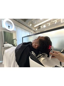 全4席が半個室×シャンプー台一体型。"席移動ゼロ"で叶う、ストレスフリーなサロン体験。