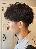 センターパートアップバングツーブロックメンズスパイラルパーマ