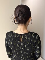 アーバン(URBAN.) ナチュラルだけど一癖あるシニヨンヘアセット