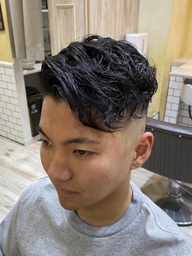グルーマーズトウキョウ(GROOMER/S TOKYO) フェードカット×パーマ<理容室> <男性専門>〈髪質改善〉