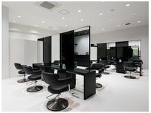 メンズアヴァンス イオンモール和歌山店(MENS AVANCE.)の雰囲気（広々した店内は仕事帰りでもくつろげる空間）