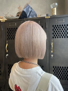 アチーブリス(achieve Liss) ホワイトブロンドハイトーンダブルカラー切りっぱなしミニボブ