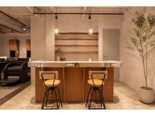 ラボアン 梅田店(lab.em.)の雰囲気(シックな待合受付髪質改善lab.em)
