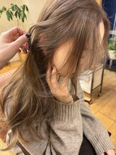 ダメージレスなハイトーンカラーで外国人風なヘアスタイルに