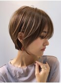 ショートヘアショートボブ白髪ぼかしハイライトカラーボブ