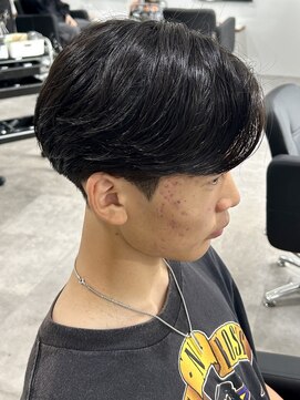 ヒュイル バイ ニアウ(Hwyl by Niau) メンズカットパーマセンターパートニュアンスパーマ刈り上げ