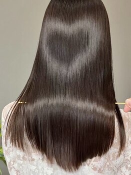 アユニ(Auni)の写真/圧倒的な艶に感動。運が良いとハートの形に光り輝く奇跡のエンジェルリングで、自分史上最高のうるつや髪へ