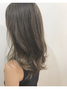 エイト(eight) さりげないハイトーンメッシュで遊ぶカーキグレージュ