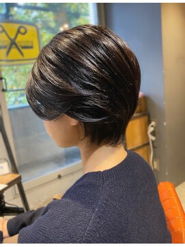 エミュー(emue) 艶カラー暗髪でも透明感!10代20代☆耳かけハンサムショート中島