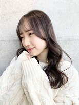 トエン(toen)&nbsp;顔周りのおくれ毛が可愛いロングヘア×透明感アッシュブラウン