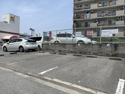 駐車場はこちら♪白の看板を目印に♪3台完備♪