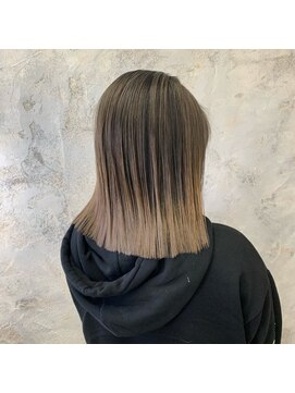 O ベージュグラデーションカラー×ぷつっとカットミディ