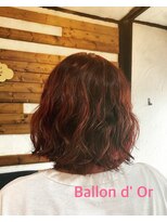 バロンドール(Ballon d' Or) 赤ピンクカラーのくしゅっとパーマ