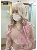 ハチ(HACHI)&nbsp;ピンクエクステでガーリーヘア、バイヤーレージュ風
