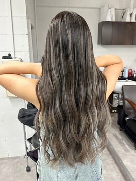 リア(riah) ホワイトハイライト/アッシュカラー/ロング