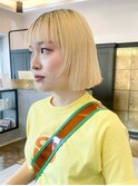 切りっぱなしボブ　ハイトーンベージュ　金髪ボブ　ブリーチあり