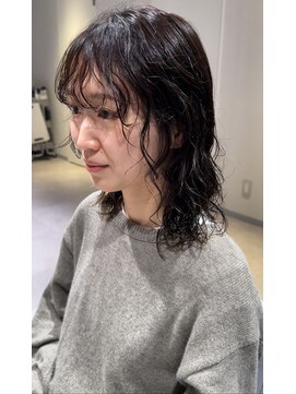 アム(amu) くせ毛風パーマ/ウェーブヘア/ミディアムパーマ/くびレイヤー