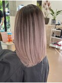 夏のトレンド外国人風バレイヤージュとピンクベージュの透明感