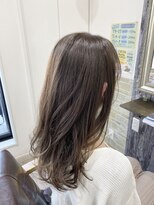 スピニングヘアティアナ(spinning hair Tiana.) 透明感グレージュロングヘアー