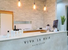 ヴィバラヘアー 明野店(VIVA LA HAIR)の雰囲気（広い受付で鍵付きロッカーもあります☆）