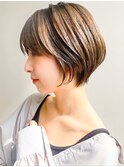 レイヤーショートボブハイライト小顔外ハネスタイルグレージュ