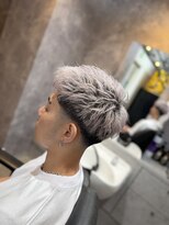 メグロバーバーショップロッポンギ 目黒六(MEGURO BARBER SHOP 6PPONGI) シルバーメッシュ/フェードカット/メンズカラー