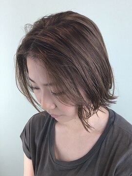 トレパルッキエーレ(tre parrucchiere) ［-tre-］ベージュ×ボブ