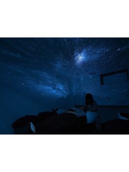 プラネタリウムの星空ヘッドスパ。癒し空間で贅沢な時間を過ごせます。【ヘッドスパ】